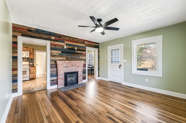 Building Photo - Fully Updated and Meticulous North Ashevil...