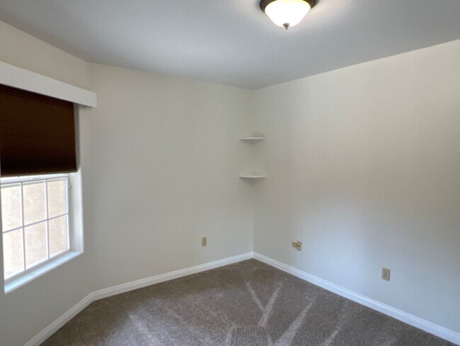 Building Photo - Northwest Bakersfield Home