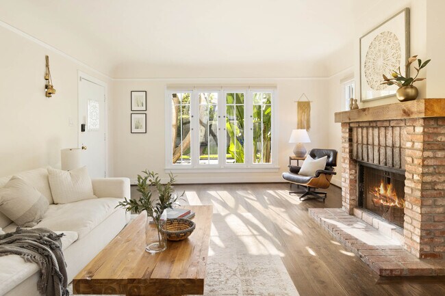 Decorative Fireplace - 814 N Mansfield Ave