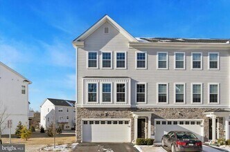Building Photo - 212 Red Leaf Ln