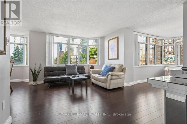 Photo du bâtiment - 300 Webb Dr