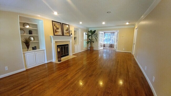 Building Photo - Large Executive Beauclerc Pool Home