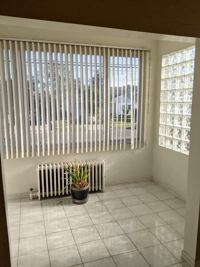 Sunroom/office area - 102 W Windsor Pky