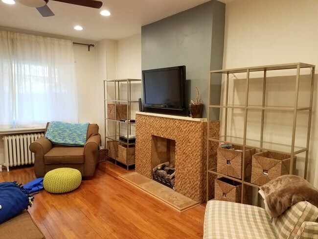 Foto del edificio - 3 Bedroom, 2 Bathroom in Squirrel Hill- Hardwood Floors and Stainless Appliances