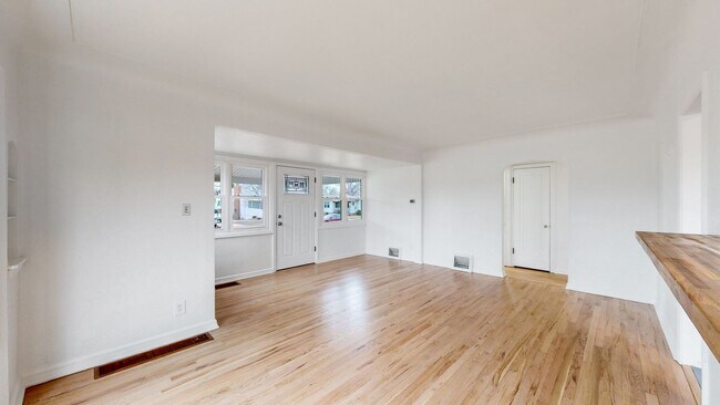 Foto del edificio - Lovely 3 bed/2 bath home w/2 car garage