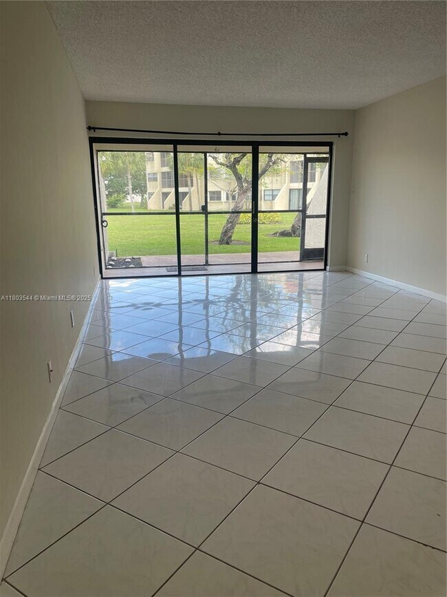 Foto del edificio - 210 Lakeview Dr