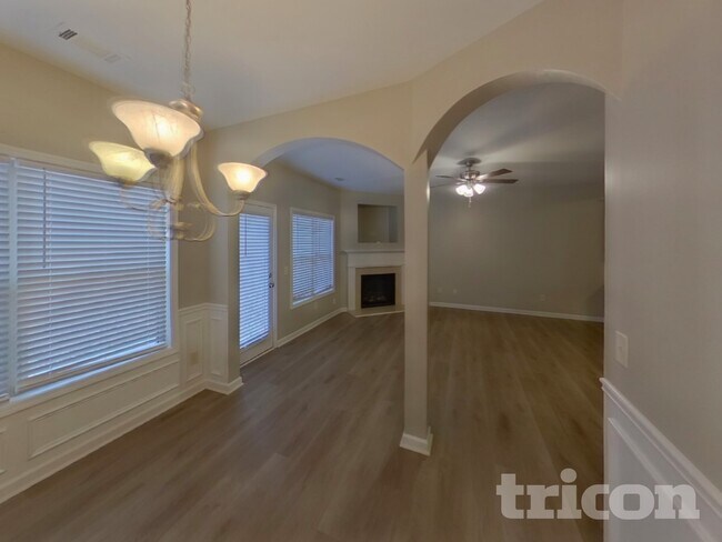 Foto del edificio - 2215 Oakland Downs Way