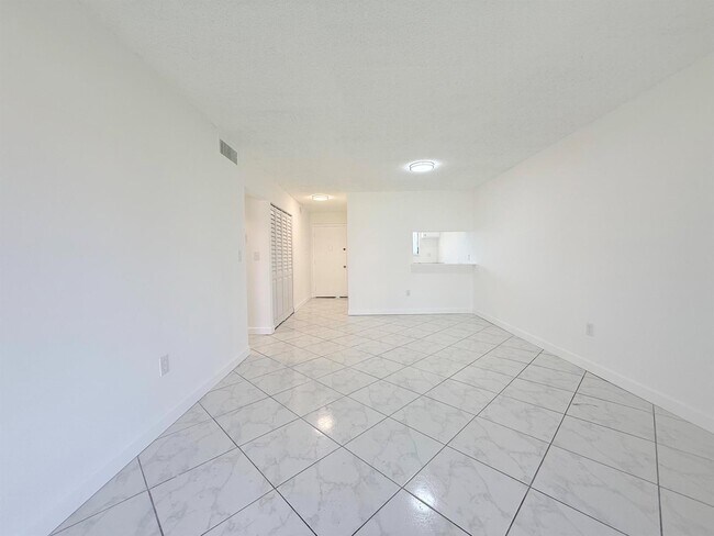 Foto del edificio - 6106 Forest Hill Blvd
