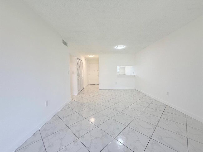 Building Photo - 6106 Forest Hill Blvd