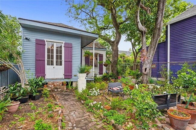 Foto del edificio - 2021 Burgundy St