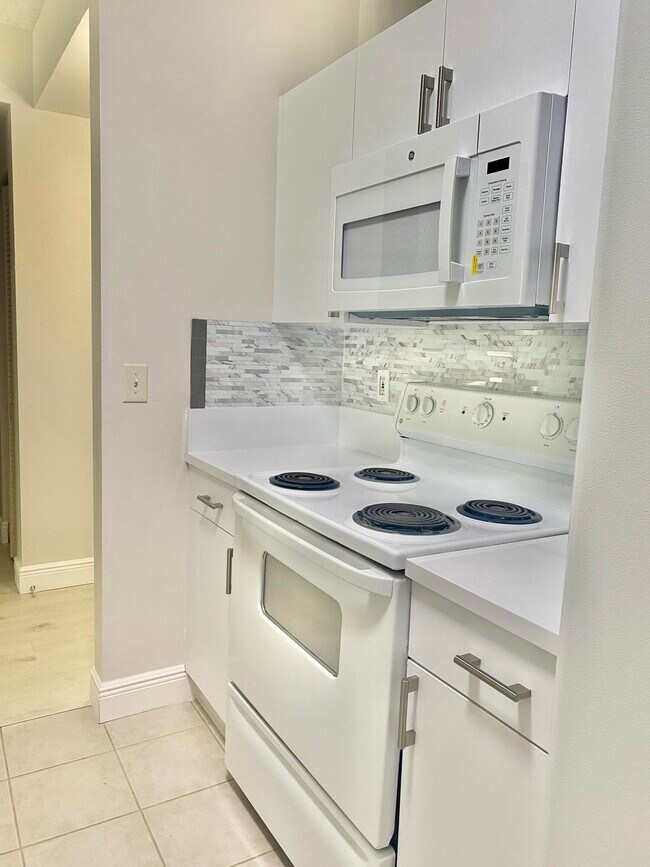 Building Photo - 630 S Sapodilla Ave