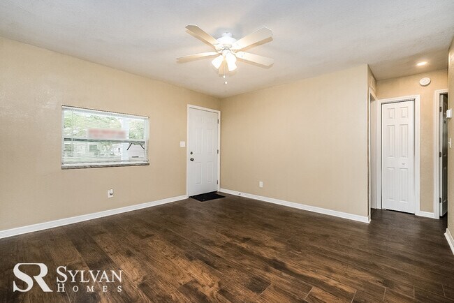 Building Photo - Feel welcome and comfortable in this cozy ...