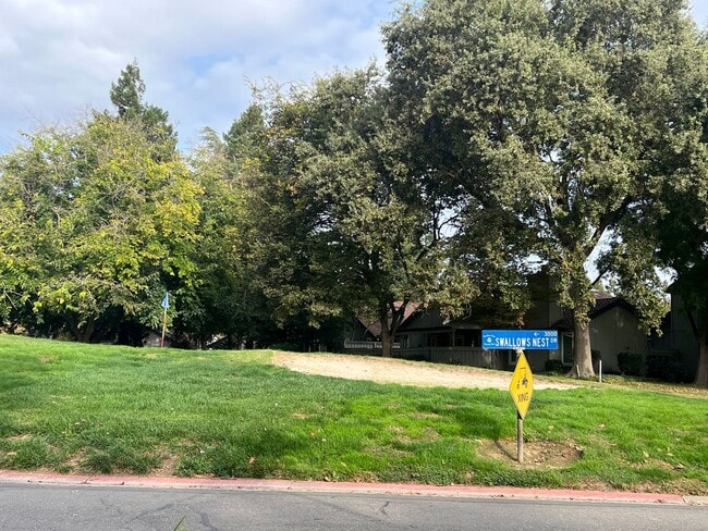 Foto del edificio - Spacious Townhome in Swallows Nest Country Club