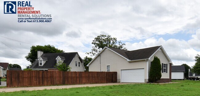 Foto del edificio - Adorable 3-bedroom home in Murfreesboro on a corner lot! Attached garage and washer and dryer hoo...