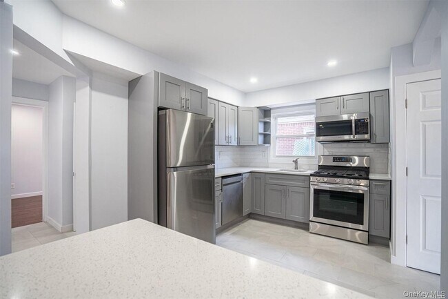 Foto del edificio - 44 Stewart Ave