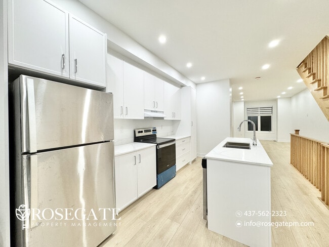 Photo du bâtiment - Spacious 4-Bed, 3.5-Bath Townhouse with Full Driveway & Garage in Oshawa!