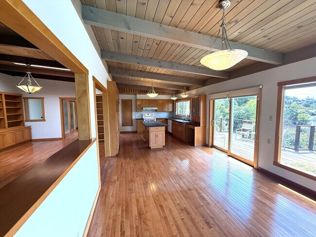 Foto del edificio - SPACOUS SAN RAFAEL FOUR BED / THREE BATH H...