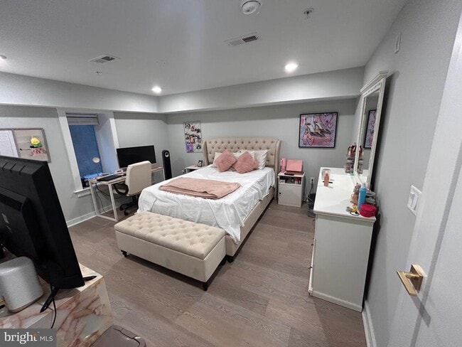 Building Photo - 5830 Henry Ave