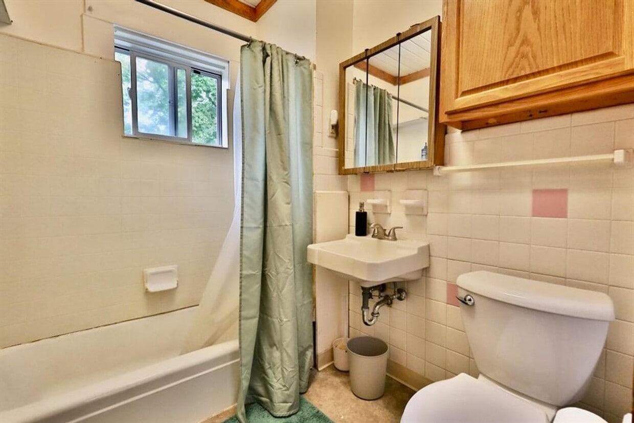 Primary Photo - 1009 Vilas Ave