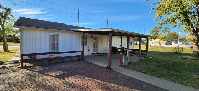 House Carport - 1225 S Margrave St