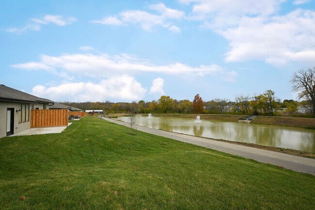 Building Photo - Stunning 2-bedroom, 2-bathroom Townhome In...