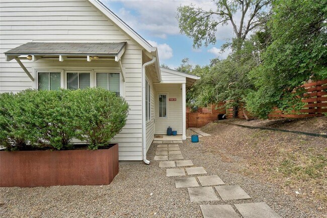 Building Photo - 708 Cardinal Ln