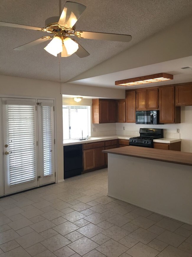 Building Photo - 25671 Stoneybrook Dr