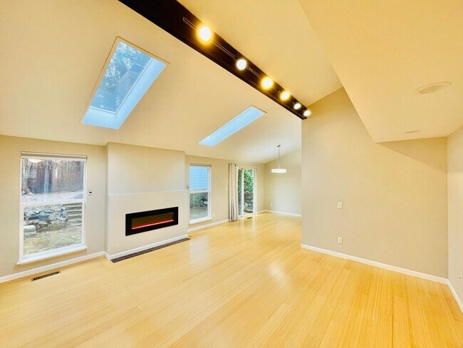Building Photo - Beautiful 4 Bedroom House with Extra Studi...
