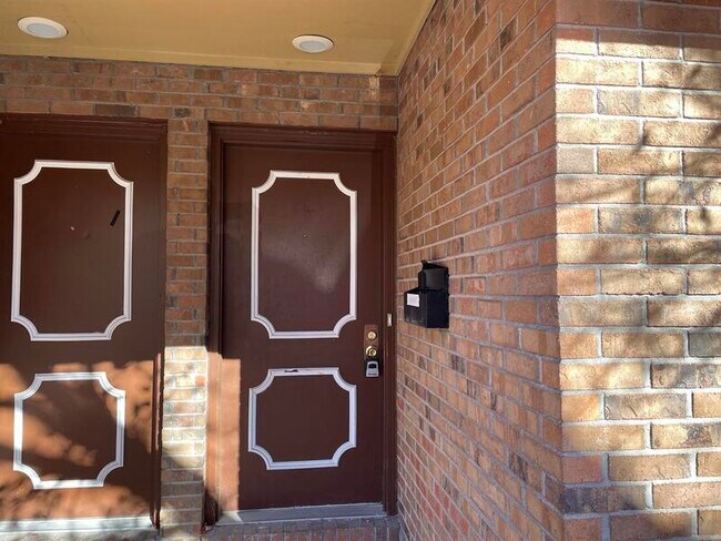 Building Photo - 220 W Wesley Dr