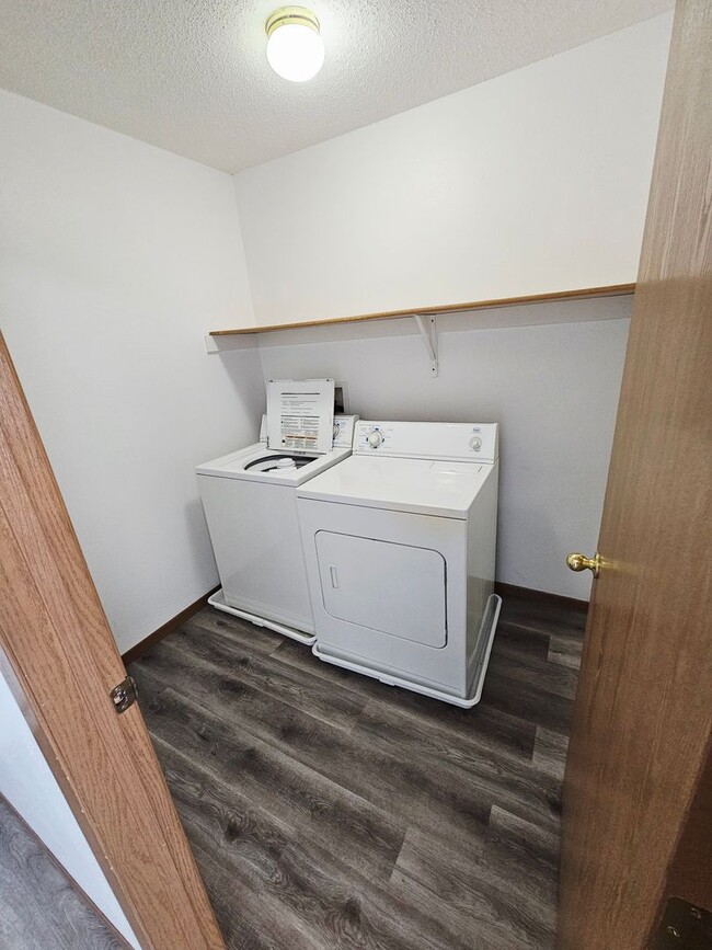 Foto del edificio - Fully Remodeled 1,250 Sq Ft 2 Bedroom Apartment with Garage, In-Unit Laundry & Private Balcony – ...