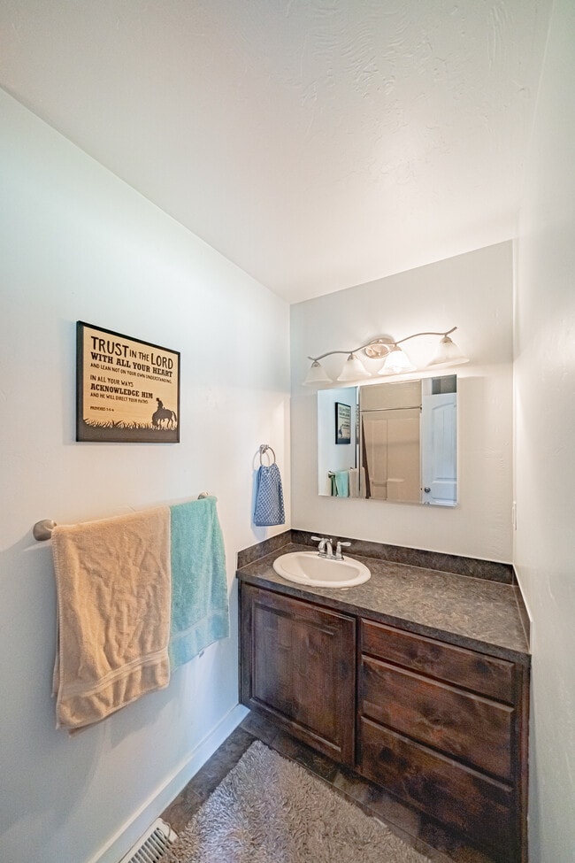 Building Photo - 416 W 260 N