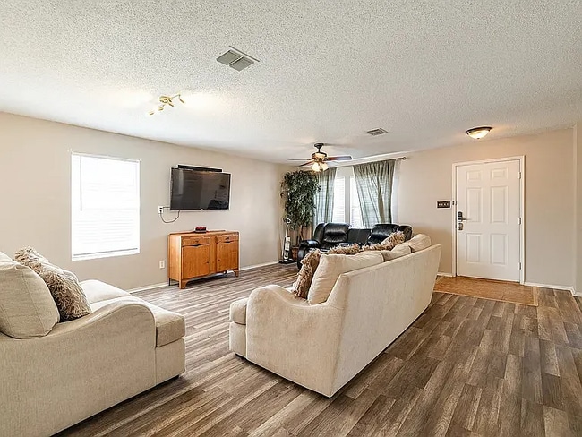 Building Photo - 1435 Greenbrook Dr