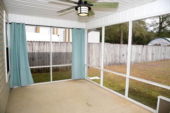 Foto del edificio - Central Niceville Home with Lawncare Included!