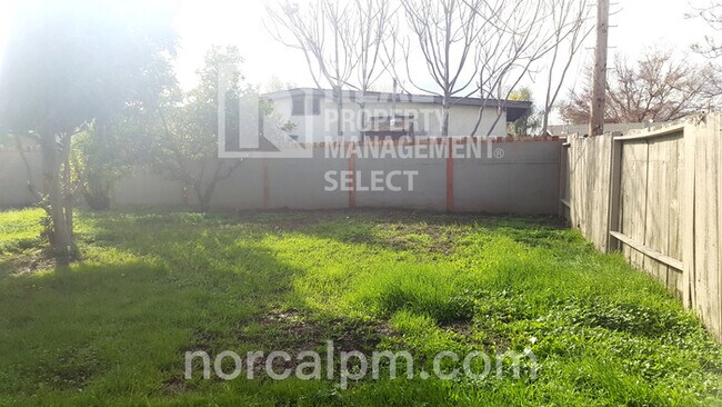Building Photo - Charming 3 bed 1 bath home with HUGE yard!