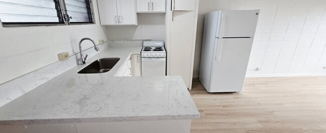 Building Photo - 909 University Ave