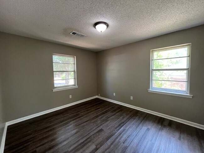 Building Photo - Renovated 5 Bedroom 2 Bath Home for Rent!
