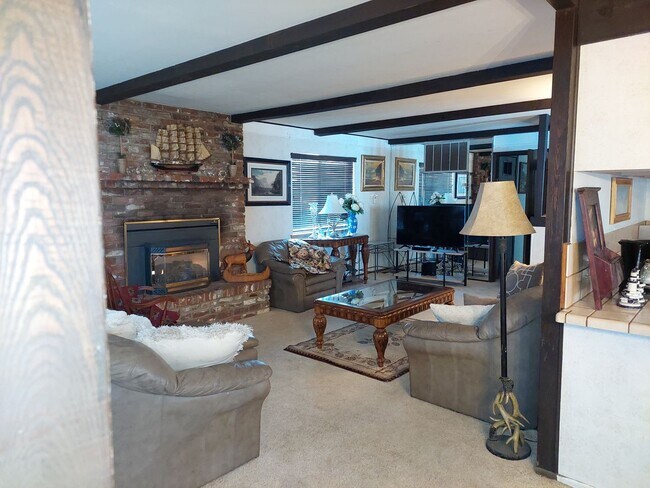 Foto del edificio - Large furnished 4 bedroom home with 2 car ...