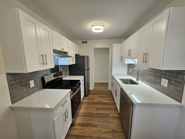 Completely updated kitchen with quartz countertops and stainless steel appliances - 93 Heritage Vlg