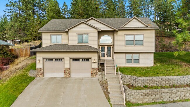 Building Photo - MOVE IN SPECIAL! ¼ OFF OCTOBER RENT! Beaut...