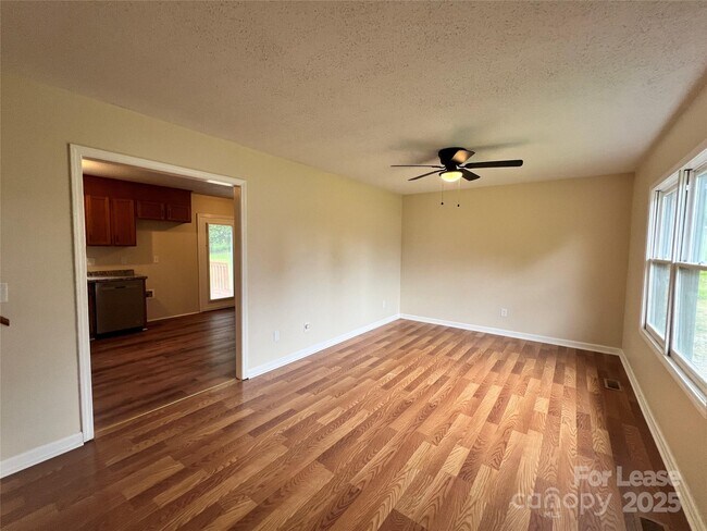 Foto del edificio - 140 Brookhollow Dr