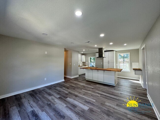 Building Photo - Lovely Renovated 4 Bedroom Home in Fort Walton Beach!