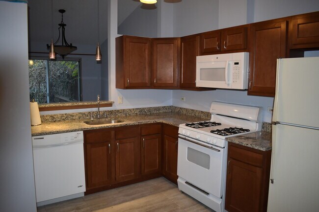 Building Photo - 549 Lyon Dr