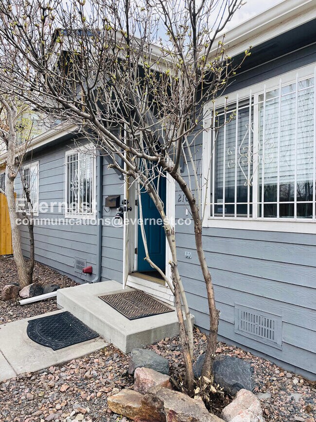 Building Photo - 3 Bed, 2 Bath Home with Fenced Yard / Available Soon!