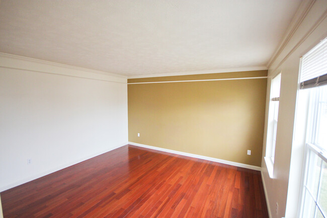 Living Room - 610 Fieldstone Dr