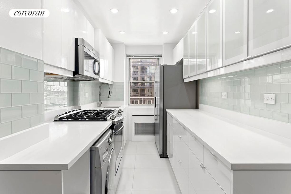 Primary Photo - 301 E 66th St