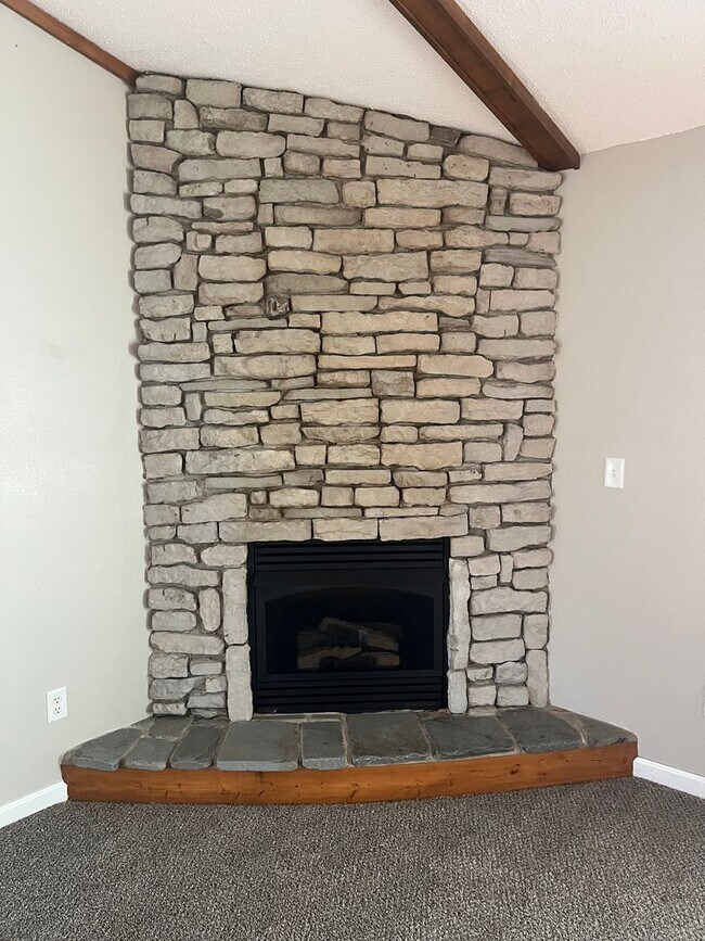 Building Photo - Large 4 Bed / 3 Bath House in Residential ...