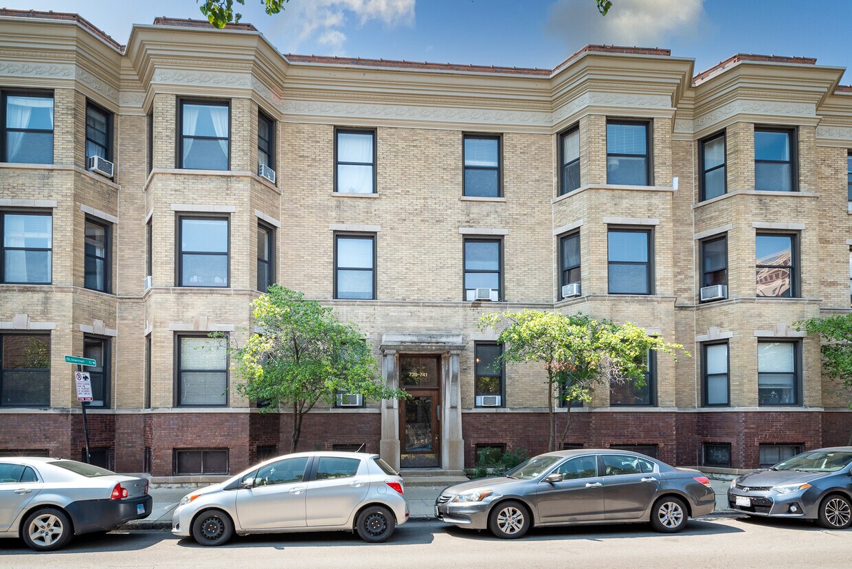 Primary Photo - 741 W Wellington Ave