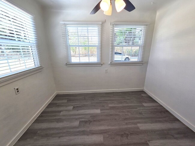 Building Photo - Updated 2 Bedroom 1 Bath Home