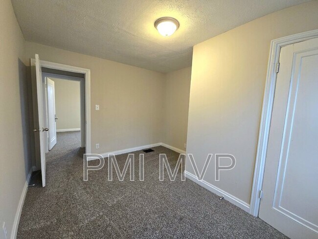 Foto del edificio - 523 Townsend Ave