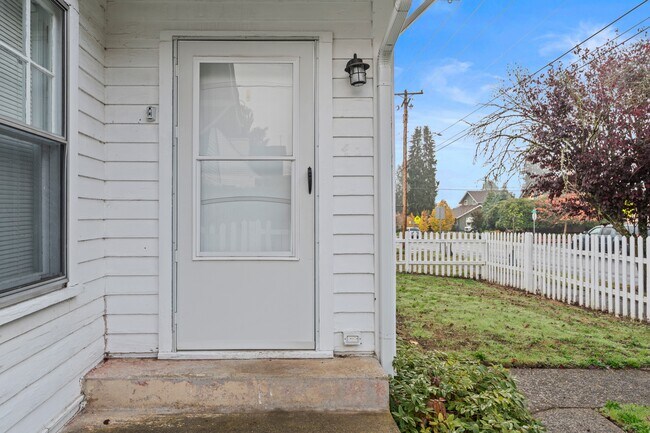 Building Photo - 1612 E 29th St